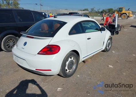 2016 Volkswagen Beetle 1.8T Classic z USA, uszkodzony, nr VIN 3VWF17AT8GM637053